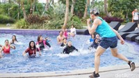 Berdasarkan paparan pelopor zumba di Indonesia, Jun Ko Agus, Latihan aqua zumba lebih bagus, karena selain ada kontak dengen air (berenang) latihannya juga cepat untuk penurunan berat badan dan pembentukan otot. (Foto: Annissa/detikHealth)