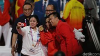 Eko Yuli juga sempat swafoto bersama Kemenpora Imam Nahrawi dan Menko PMK Puan Maharani.