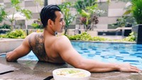 Bukan hanya MC, Rory juga menjadi konsultan PR. Pria bertato ini sedang asyik berpose di kolam renang sambil ditemani makanan sehat yang sepertinya dibuat dari irisan pisang. Foto: Instagram roryasyari
