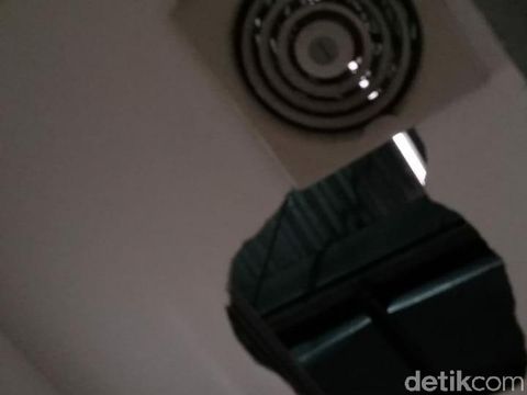 Plafon yang dijebol yang digunakan pelaku masuk minimarket 