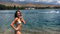 Anna juag memamerkan keindahan pantai di negerinya, Kirgistan. (Instagram/@anutabulanova)