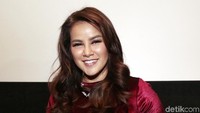 Meski Olla Ramlan seseorang yang penakut, ia tetap menjalankan scene by scene dalam film Sakral. Foto: Ismail/detikFoto