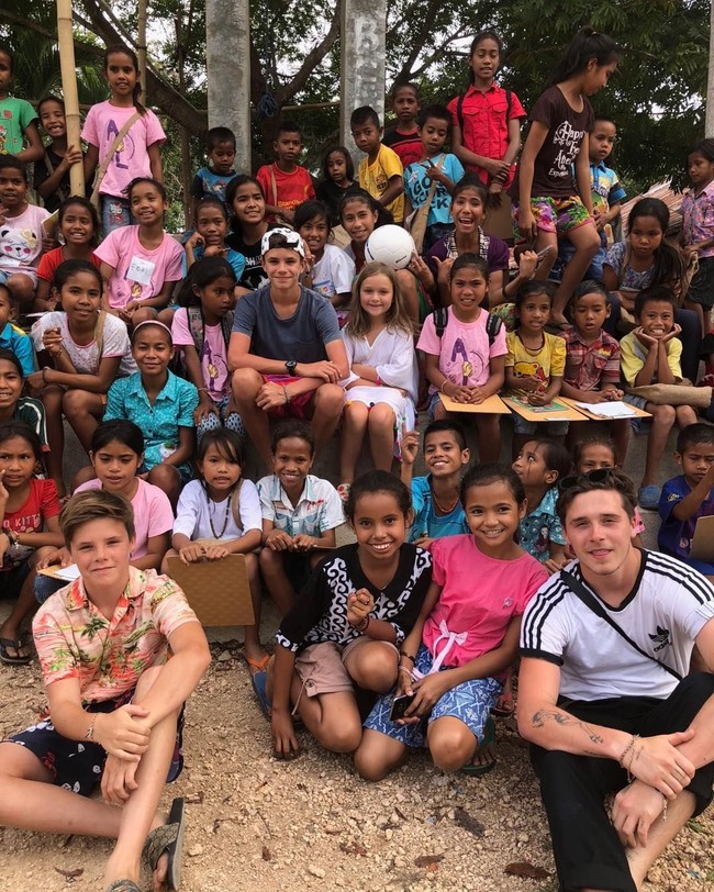 Bulan lalu, keluarga Beckham menghabiskan liburan musim panasnya di Bali. Mereka juga berkunjung ke sebuah desa di Sumba, Nusa Tenggara Timur. Di sana, mereka bahkan sempat mengajar Bahasa Inggris kepada warga lokal. Such a family goal! (Foto: Dok. Instagram/victoriabeckham)