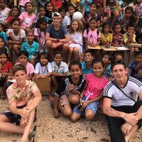 Bulan lalu, keluarga Beckham menghabiskan liburan musim panasnya di Bali. Mereka juga berkunjung ke sebuah desa di Sumba, Nusa Tenggara Timur. Di sana, mereka bahkan sempat mengajar Bahasa Inggris kepada warga lokal. Such a family goal! (Foto: Dok. Instagram/victoriabeckham)