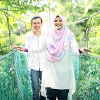 Bibit cinta di antara mereka pun tumbuh saat Hazim kerap menganggu dan bergurau dengan Siti Aishah. Foto: Facebook Rafi Rahman