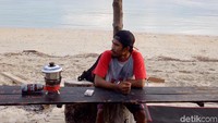 Tak ada yang berjualan di sekitar pantai. Jadi traveler harus menyiapkan bekal jika ingin bersantap siang di sini. (Faruk Nickyrawi/detikTravel)