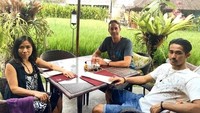 Pesepakbola berusia 22 tahun ini, memiliki darah Indonesia dan Amerika. Makan bersama sang ayah dan ibu, di tengah hamparan sawah jadi pilihannya. Foto: Instagram @gavinkwanadsit