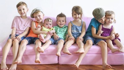 Foto Kece 7 Kakak-Adik yang Dipotret Berbarengan