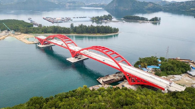 Megahnya Jembatan Holtekamp Membentang di Atas Teluk Youtefa Papua Jembatan Holtekamp siap menjadi ikon baru bagi warga Papua. Jembatan baja berwarna merah ini tampak cantik dilihat dari atas.