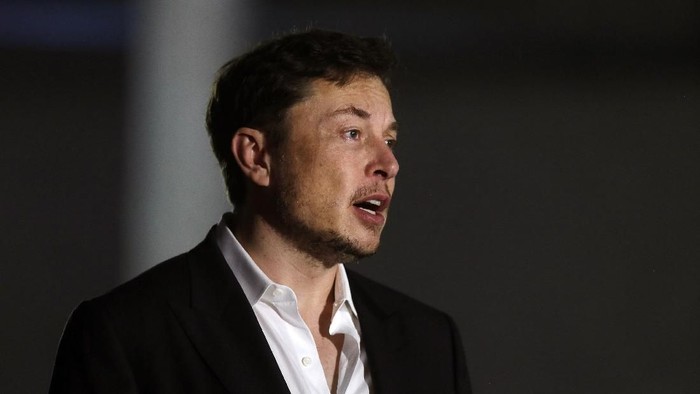 CHICAGO, IL - JUNE 14: Engineer and tech entrepreneur Elon Musk of The Boring Company listens as Chicago Mayor Rahm Emanuel talks about constructing a high speed transit tunnel at Block 37 during a news conference on June 14, 2018 in Chicago, Illinois. Musk said he could create a 16-passenger vehicle to operate on a high-speed rail system that could get travelers to and from downtown Chicago and Ohare International Airport under twenty minutes, at speeds of over 100 miles per hour. (Photo by Joshua Lott/Getty Images)