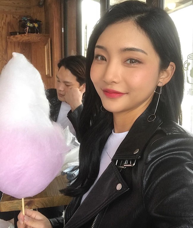 Selain mengunggah tutorial makeup, Jella juga kerap memposting berbagai aktivitas dirinya termasuk saat liburan. Foto: Instagram