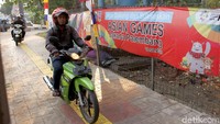 Lagi-lagi para pejalan kaki yang harus lebih hati-hati saat berjalan di trotoar karena jalur khusus tersebut digunakan oleh para pengendara motor.