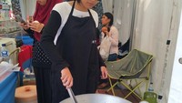 Wah lagi masak apa ni Alya? Mau masak saja gayanya tetap ON ya. Ia mengenakan head set beserta kacamata hitam. Foto: instagram @nzalya