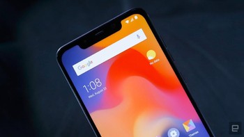 Pocophone F1 ini hadir dengan layar 6,18 inch FullHD+. Smartphone ini juga dikemas dengan poni di bagian atas layar yang begitu mencolok.  Foto: Pocophone F1 (Edgadget)