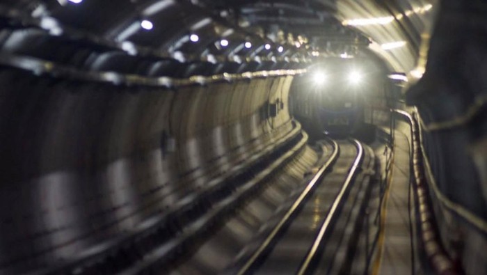 Kereta MRT Jakarta yang tengah melakukan uji persinyalan telah melaju hingga stasiun terakhir di Bundaran HI. Untuk pertama kalinya, kereta MRT Jakarta melintas di jalur bawah tanah.