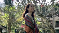Tak hanya galak di lapangan voli, di sela kesibukannya Sheilla juga gemar traveling. Ini fotonya saat liburan di Lombok beberapa waktu lalu (@berllian_5/Instagram)