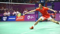 Chen Long bangkit di gim kedua. Mantan pebulutangkis nomor satu dunia itu mengalahkan Jonatan dengan skor 21-16.