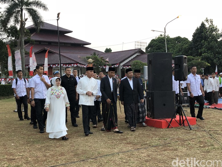 Jokowi Tiba di Lapangan Tegar Beriman, Bersiap Salat Idul Adha Jokowi Tiba di Lapangan Tegar Beriman, Bersiap Salat Idul Adha