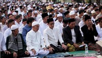 Sandi sempat ditawari mengisi pidato singkat sebelum salat Id dimulai. Namun Sandi menolak karena enggan mencampuradukan kegiatan politik dengan ibadah.
