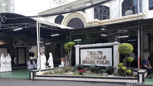 Kapolri Ditemani Istri Salat Id di Masjid Mabes Polri