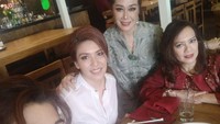 Lewat Instagram pribadinya, wanita bernama lengkap Hana Hasanah Fadel Muhammad ini kerap membagikan momen makan bersama teman-temannya. Foto: Instagram hana_fadel
