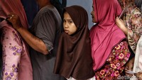 Warga tampak sabar mengantre.