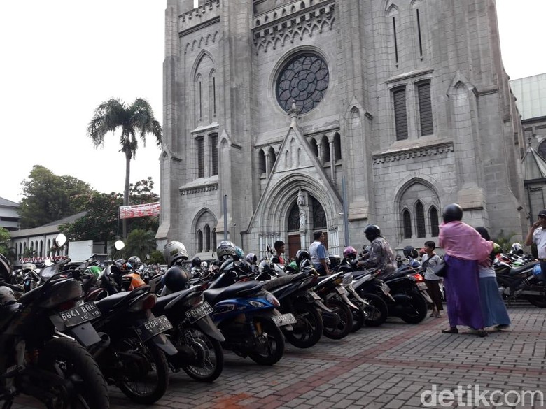 Jemaah Istiqlal dan Jemaat Misa Parkir Rapi di Halaman Katedral Jemaah Istiqlal dan Jemaat Misa Parkir Rapi di Halaman Katedral
