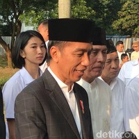 Tahun lalu, namanya sempat hangat diperbincangkan lantaran pernah menjadi satu dari segelintir perempuan yang bertugas sebagai Pasukan Pengaman Presiden (Paspampres) Jokowi. Komandan Paspampres Mayjen (Mar) Suhartono mengatakan, Ambar bertugas untuk pengamanan pribadi Presiden Jokowi. Tugasnya sama dengan Paspampres pria, kata Suhartono kala itu. Foto: Ray Jordan/detikcom)