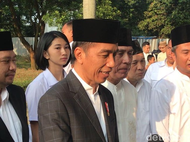 Tahun lalu, namanya sempat hangat diperbincangkan lantaran pernah menjadi satu dari segelintir perempuan yang bertugas sebagai Pasukan Pengaman Presiden (Paspampres) Jokowi. Komandan Paspampres Mayjen (Mar) Suhartono mengatakan, Ambar bertugas untuk pengamanan pribadi Presiden Jokowi. Tugasnya sama dengan Paspampres pria, kata Suhartono kala itu. Foto: Ray Jordan/detikcom)
