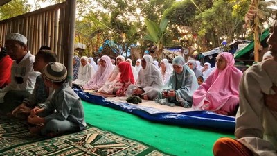 Saat Susi Salat Id Bareng Korban Gempa Lombok di Bawah Tenda Darurat