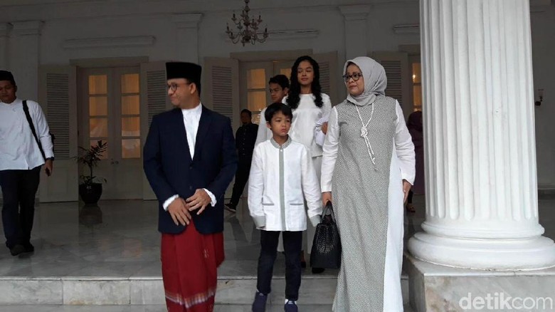 Anies dan Keluarga Salat Idul Adha di Balai Kota Anies dan Keluarga Salat Idul Adha di Balai Kota