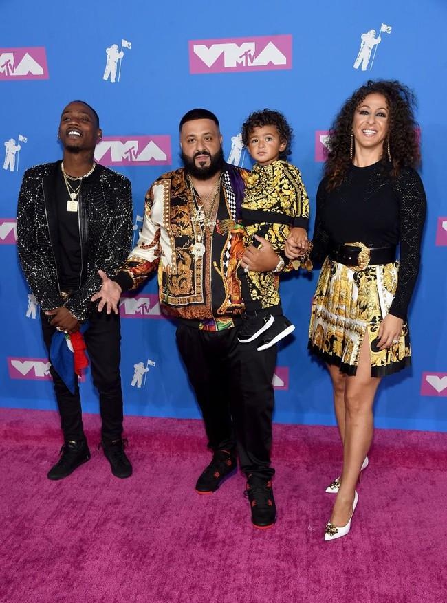DJ Khaled, Nicole Tuck dan anak mereka Asahd, mengenakan busana bermotif baroque dari brand Versace. Kekompakan mereka di red carpet membuat siapa pun yang melihatnya senang sekaligus gemas. Foto: Getty Images
