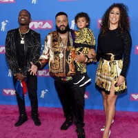 DJ Khaled, Nicole Tuck dan anak mereka Asahd, mengenakan busana bermotif baroque dari brand Versace. Kekompakan mereka di red carpet membuat siapa pun yang melihatnya senang sekaligus gemas. Foto: Getty Images