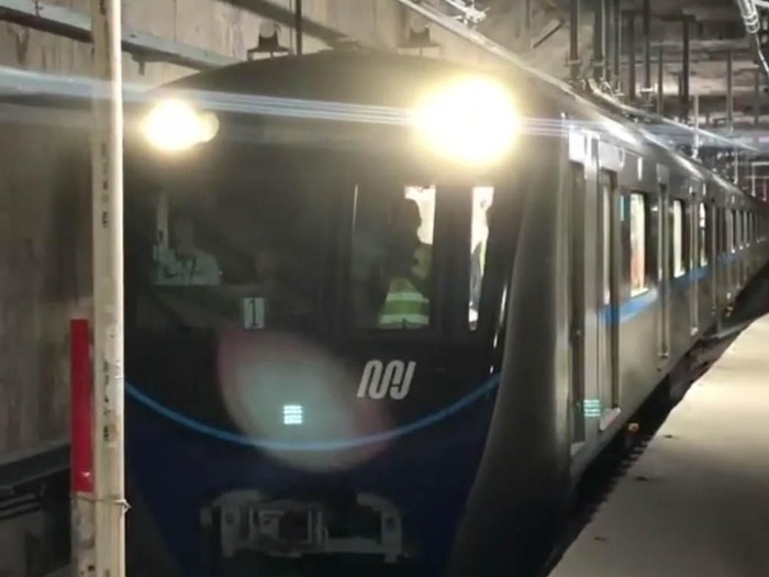 Kereta MRT Jakarta yang tengah melakukan uji persinyalan telah melaju hingga stasiun terakhir di Bundaran HI. Untuk pertama kalinya, kereta MRT Jakarta melintas di jalur bawah tanah.