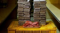 Satu kg daging dihargai 9,5 juta Bolivar. Lihat tumpukan uang yang harus dibawa sudah bikin malas duluan. Foto: Dok. Boredpanda