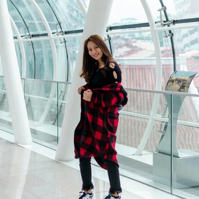 Cantiknya Sheila saat bergaya #ootd dengan kemeja panjang kotak-kotak yang dijadikannya sebagai outer. Foto: Dok. Instagram Berllian Marsheilla