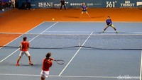 Petenis ganda campuran Indonesia bertanding melawan Nicha Lertpitaksinchai/Sanchai Ratiwatana dari Thailand di Jakabaring Tennis Center, Rabu (22/8/2018).