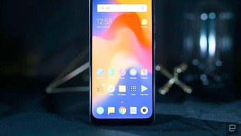 Smartphone ini juga dibekali kamera depan 20 MP plus aperture f/2.0 yang jelas mengincar pasar penggila selfie.  Foto: Pocophone F1 (Edgadget)