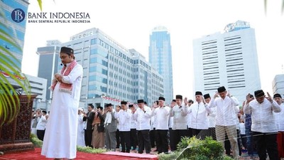 Salat Id, Penjaga Rupiah dan Ekonomi RI Kompak Pakai Putih-putih