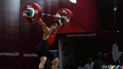 Aksi Deni Dominasi Grup B Angkat Besi Kelas 69 Kg Putra