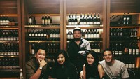  Bersama teman-teman dekatnya, Gagarin memilih menu makanan khas Italia untuk makan malamnya. Ada pizza hingga pasta. Foto: Instagram @gerinathaniel