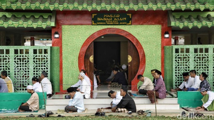 Sejumlah warga melaksanakan Salat Idul Adha di bawah kolong tol Masjid Babah Alun. Usai melaksanakan salat, warga pun melanjutkan memotong hewan kurban.