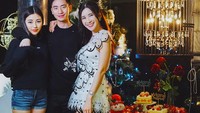 Kalau ini pose Calista bersama saudara laki-laki dan ibunya yang kelihatan bak ABG. Mereka sedang merayakan Natal sambil menikmati fruit cake. Foto: Instagram xcalikins