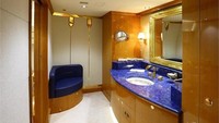 Foto: Kamar mandi kerajaan yang mewah dan luas. Nuansa kayu cokelat hingga biru tampak di dalamnya (Controller)