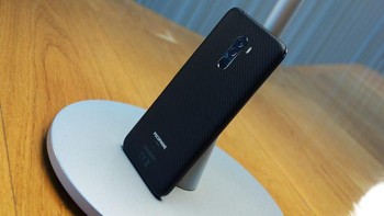 Smartphone ini diperkuat dengan baterai berkapasitas 4.000 mAh yang bisa diisi daya dengan 18W Quick Charge 3.0 plus pengisi daya QC3. Foto: Istimewa/Trusted Review