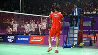 Chen Long melakukan perayaan usai mengalahkan Jonatan di gim ketiga dengan skor 21-18.