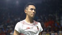 Jonatan tampak kecewa dengan kekalahan tersebut.