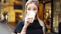 “Cappuccino oclock,” tulis Calista di keterangan foto. Gaya ngopinya nampak keren dengan gelas merek Balenciaga. Foto: Instagram xcalikins