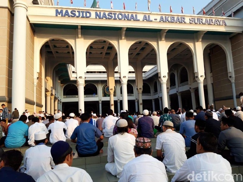 Pakdhe Karwo dan Khofifah Salat Id Bareng Ribuan Warga Surabaya Pakdhe Karwo dan Khofifah Salat Id Bareng Ribuan Warga Surabaya