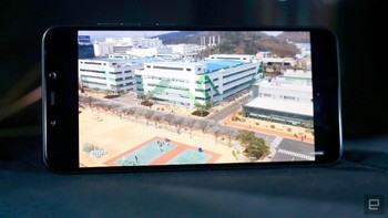 Untuk menjaga suhu ponsel, Pocophone F1 dilengkapi dengan LiquidCool Technology, yang membuat Snapdragon 845-nya tetap dingin meski dipakai bermain game berat. Foto: Pocophone F1 (Edgadget)